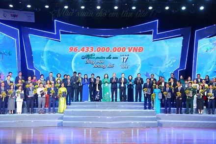 Phó Chủ tịch nước Võ Thị Ánh Xuân và các đại biểu dự chương trình “Mùa xuân cho em” lần thứ 17. (Ảnh: Molisa)