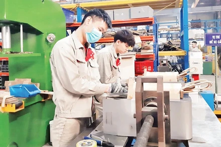 Lao động tại Công ty CP Thiết bị điện MBT, điểm công nghiệp Sông Cùng, xã Đồng Tháp, huyện Đan Phượng, Hà Nội. (Ảnh: NGUYÊN TRANG)