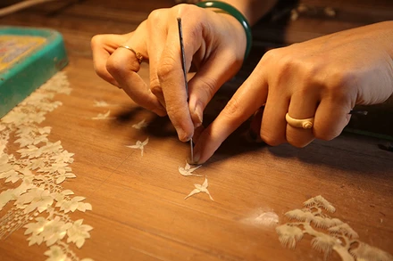 Lao động làm sản phẩm truyền thống tại làng nghề khảm trai Chuyên Mỹ, huyện Phú Xuyên, Hà Nội. (Ảnh: DUY KHÁNH)