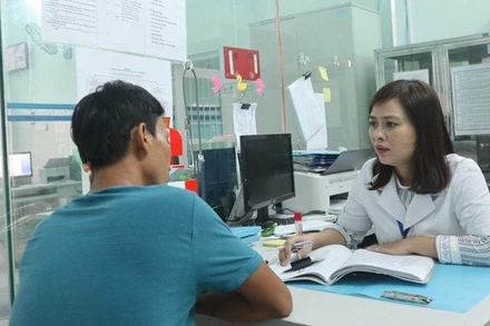 Tư vấn cho người nhiễm HIV. (Ảnh TRUNG TÂM KIỂM SOÁT BỆNH TẬT TỈNH KHÁNH HÒA)