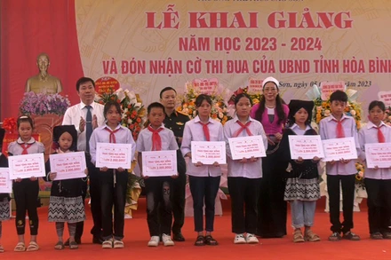 Ban Chỉ huy quân sự huyện Đà Bắc tặng xe đạp cho học sinh Trường THCS Cao Sơn nhân dịp khai giảng năm học 2023-2024.