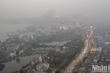 Hình ảnh nhiều khu vực ở Hà Nội thường xuyên ở trong tình trạng không khí trắng đục mịt mù của sương và khói bụi mịn ngày 31/12/2023. Ảnh: THÀNH ĐẠT