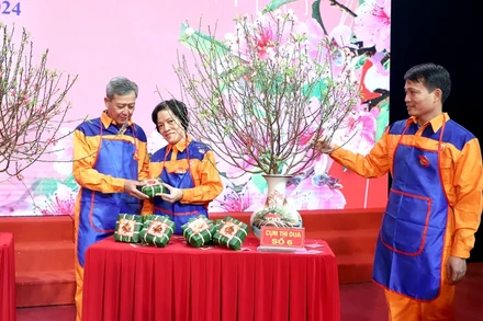 Tổ chức thi gói bánh chưng tại Chương trình Tết Sum vầy - Xuân chia sẻ năm 2024 do Liên đoàn Lao động TP Hà Nội tổ chức. Ảnh: nhandan.vn