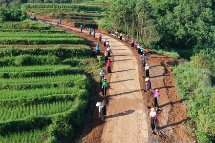 Chương trình "Tiến về Phía trước" hỗ trợ xây dựng đường giao thông ở xóm Dóm Bái, xã Miền Đồi, huyện Lạc Sơn, tỉnh Hòa Bình. (Ảnh: Dự án cung cấp)