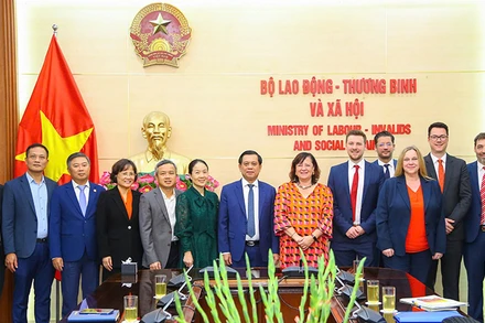 Thứ trưởng Nguyễn Bá Hoan tại buổi tiếp Quốc vụ khanh Bộ Hợp tác kinh tế và Phát triển CHLB Đức Barbel Kogler. (Ảnh Molisa)