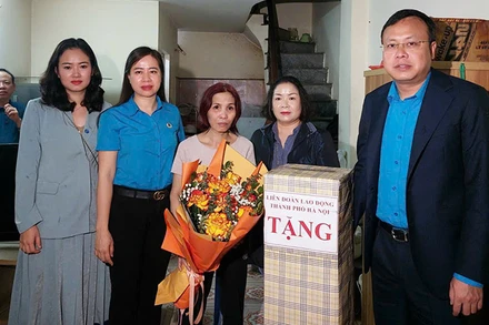 Ðại diện Liên đoàn Lao động thành phố Hà Nội trao quà tặng công nhân lao động có hoàn cảnh khó khăn nhân dịp Tháng Công nhân năm 2024.