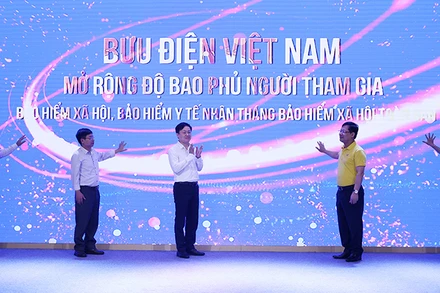 Các đại biểu nhấn nút phát động lễ ra quân. (Ảnh: VNPost)