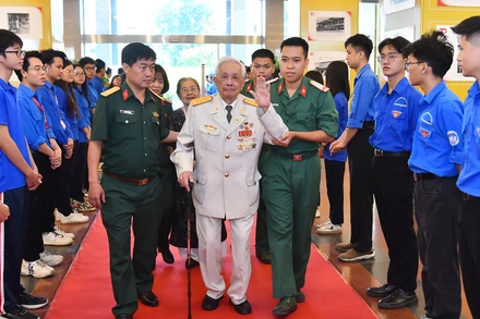 Đại biểu dự gặp mặt tri ân các đại biểu cựu chiến binh, cựu công an nhân dân, cựu thanh niên xung phong, cùng các gia đình chính sách, người có công đã trực tiếp tham gia giải phóng Thủ đô trong thời kỳ kháng chiến chống Pháp do thành phố Hà Nội tổ chức. (Ảnh: THỦY NGUYÊN)