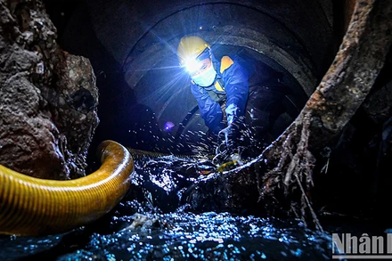 Lao động của Công ty Thoát nước Hà Nội phải làm việc trong điều kiện nặng nhọc, nguy hiểm. Ảnh: THÀNH ĐẠT 