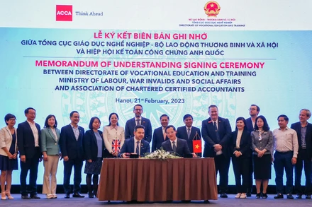 Lễ ký Biên bản ghi nhớ giữa Tổng cục Giáo dục nghề nghiệp và Hiệp hội Kế toán công chứng Anh quốc (ACCA), tháng 2/2023. (Ảnh: Nhật Quang)