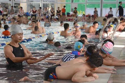 Một lớp dạy bơi, phòng chống đuối nước cho trẻ em tại Trung tâm Thể thao Olympia Hà Nội. (Ảnh TUỆ NGHI)