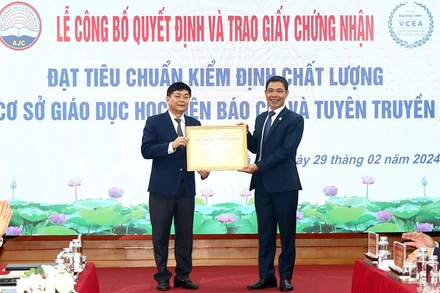 Trao Giấy chứng nhận đạt tiêu chuẩn chất lượng cơ sở giáo dục cho Học viện Báo chí và Tuyên truyền. Ảnh: AJC
