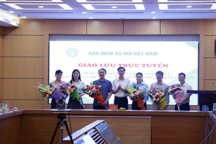 Phó Tổng Giám đốc Bảo hiểm xã hội Việt Nam Đào Việt Ánh tặng hoa khách mời, chuyên gia dự chương trình. (Ảnh: VSS)