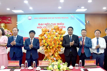 Ban lãnh đạo Học viện Báo chí và Tuyên truyền tặng hoa chúc mừng Đại hội. (Ảnh: AJC)