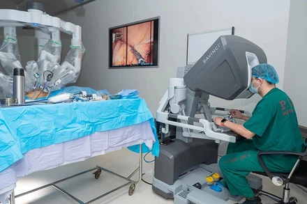 Sử dụng robot phẫu thuật cho người bệnh ung thư đường tiêu hóa tại Bệnh viện K. (Ảnh HÀ THÁI)