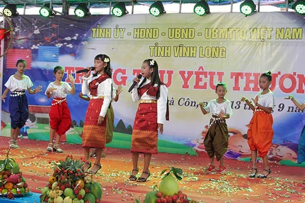 Một tiết mục biểu diễn nghệ thuật truyền thống của học sinh Khmer Nam Bộ ở Vĩnh Long.