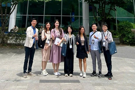 Tiến sĩ Lê Thị Phương (đứng giữa) cùng nhóm nghiên cứu tham dự Hội nghị Vật liệu sinh học thế giới - WBC 2024 tại Hàn Quốc.