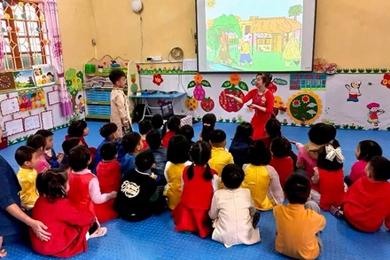 Giờ kể chuyện của cô giáo và học sinh Trường mầm non xã Đại Đồng, huyện Yên Bình, Yên Bái.