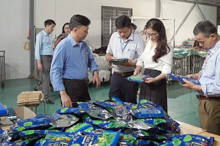 Đoàn kiểm tra liên ngành số 2 của thành phố Hà Nội kiểm tra an toàn thực phẩm trên địa bàn huyện Chương Mỹ. (Ảnh HƯƠNG GIANG)