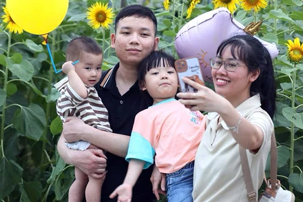 Gia đình trẻ vui vầy bên con cái - Mô hình cần được khuyến khích trong bối cảnh mức sinh đang giảm. (Ảnh NHƯ Ý)