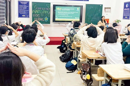 Học sinh Trường THCS Giảng Võ (Hà Nội) trong giờ học "Internet an toàn cho học đường".