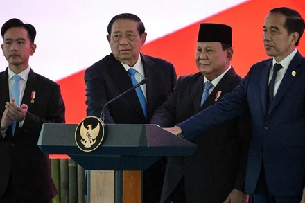 Các nhà lãnh đạo nhấn nút khai trương Danantara Indonesia. (Ảnh JAKARTA POST)