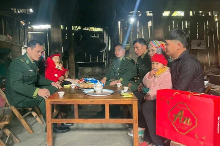 Cán bộ Đồn Biên phòng Sơn Vĩ, Bộ Chỉ huy Bộ đội Biên phòng tỉnh Hà Giang đến thăm, chúc Tết, tặng quà đồng bào dân tộc thiểu số.