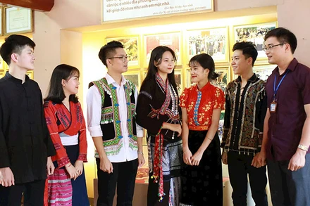 Thầy và trò Trường phổ thông Vùng cao Việt Bắc (tỉnh Thái Nguyên) trong tiết học thực tế về phát huy sức mạnh đại đoàn kết toàn dân tộc. (Ảnh THẾ ĐẠI)