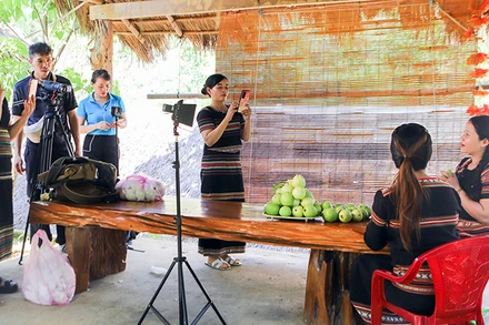 Chị em, phụ nữ ứng dụng công nghệ số để quảng bá sản phẩm. (Ảnh THÚY LÊ)