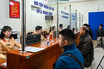Cảnh sát giao thông thành phố Hà Nội tiếp nhận hồ sơ cấp đổi giấy phép lái xe. (Ảnh HỒNG QUANG)