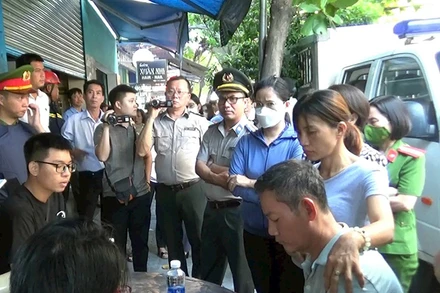 Cán bộ Cục Thi hành án dân sự TP Đà Nẵng phối hợp các lực lượng chức năng thực thi nhiệm vụ. (Ảnh CTV)