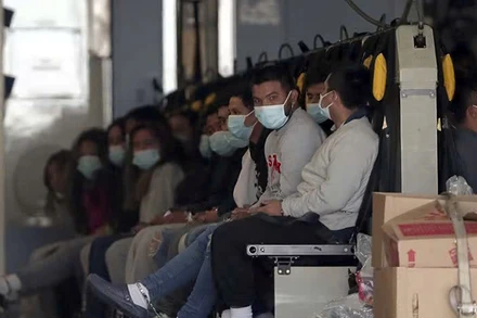 Người di cư chờ được đưa từ Mỹ về Guatemala.