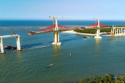 Cầu qua cửa biển Thuận An thuộc Dự án tuyến đường bộ ven biển đi qua thành phố Huế, phấn đấu hợp long ngày 30/4/2025. (Ảnh Đình Hoàng)