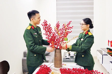 Vợ chồng Đại úy Nguyễn Việt Hưng và Trung úy Hoàng Thị Quỳnh Mai trang trí căn hộ mới đón Tết Ất Tỵ 2025.