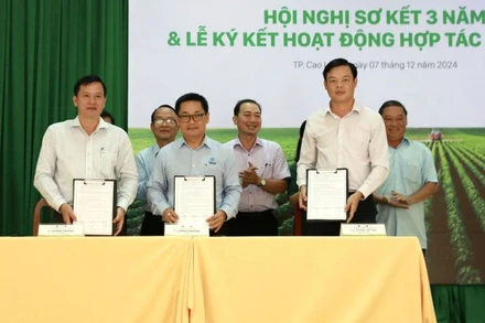 Lãnh đạo Cục Bảo vệ thực vật, Sở Nông nghiệp và Phát triển nông thôn Đồng Tháp, Hiệp hội CropLife Việt Nam ký kết hợp tác năm 2025. 