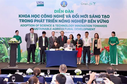 Vụ Khoa học Công nghệ và Môi trường (Bộ Nông nghiệp và Phát triển nông thôn) và Hiệp hội CropLife châu Á đã ký Biên bản ghi nhớ về hợp tác thúc đẩy nghiên cứu phát triển và ứng dụng giải pháp, công nghệ tiên tiến giai đoạn 2023-2030.