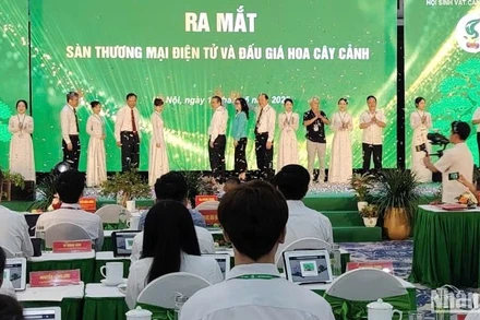 Các đại biểu bấm nút khai trương sàn thương mại điện tử và đấu giá hoa, cây cảnh.