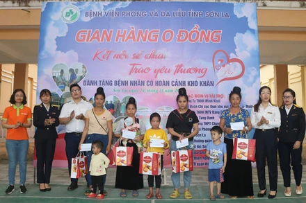 Trao tặng các phần quà cho bệnh nhi có hoàn cảnh khó khăn.