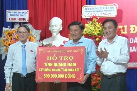 Phó Chủ tịch Quốc hội Nguyễn Đức Hải trao biển hỗ trợ xây dựng 10 nhà Đại Đoàn kết cho nhân dân tỉnh Quảng Nam.