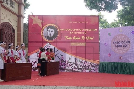 Các em học sinh tham gia thi tìm hiểu về thân thế, quá trình hoạt động cách mạng của đồng chí Tô Hiệu.