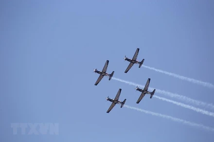 Một màn trình diễn trên không của quân đội Nam Phi tại triển lãm quốc phòng và hàng không vũ trụ khu vực châu Phi 2022 (AAD 2022). (Ảnh: Hồng Minh/TTXVN)