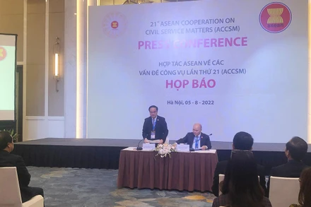 Thứ trưởng Nội vụ Vũ Chiến Thắng trả lời, giải đáp các nội dung được báo chí quan tâm.