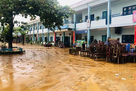Bùn ngập tại trường tiểu học Hồng Quang.