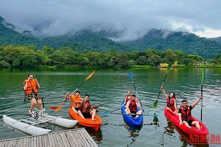 Khách du lịch tham gia các hoạt động tại khu du lịch Thiên Sơn-Suối Ngà trong dịp nghỉ lễ 2/9.