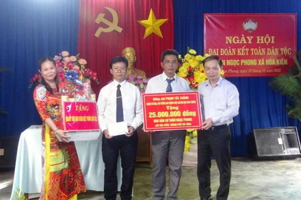 Đồng chí Phạm Tất Thắng, Ủy viên Trung ương Đảng, Phó Trưởng ban Thường trực Ban Dân vận Trung ương tặng quà cho khu dân cư Ngọc Phong (xã Hòa Kiến, thành phố Tuy Hòa, tỉnh Phú Yên). (Ảnh: XUÂN TRIỆU)