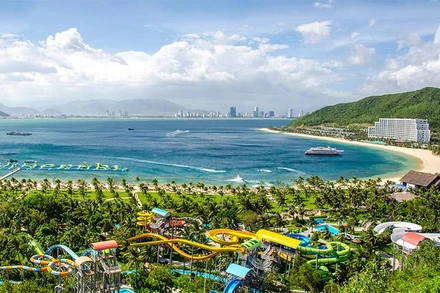 Từ Khu du lịch Vinpearl Nha Trang nhìn về thành phố Nha Trang.