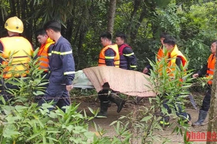 Lực lượng chức năng tìm thấy thi thể nạn nhân bị lũ cuốn ở Chợ Mới trong sáng 27/8.