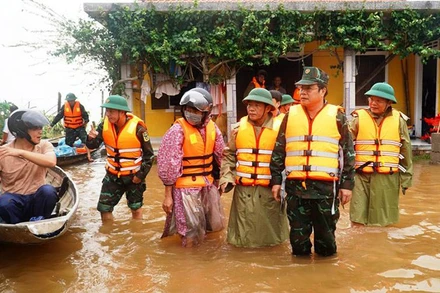 Các đồng chí lãnh đạo tỉnh và các ban, ngành vượt lũ đến thăm hỏi, động viên người dân vùng ngập nặng tại xã Quảng Phước (Quảng Điền).