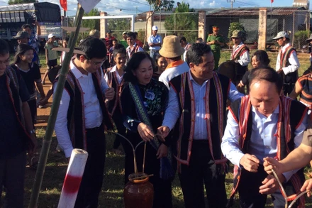 Đồng chí Trương Thị Mai tham gia các hoạt động ngày đoàn kết toàn dân cùng bà con làng Wâu.