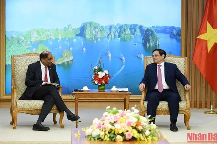 Thủ tướng Phạm Minh Chính tiếp Đại sứ Singapore tại Việt Nam Jaya Ratnam.